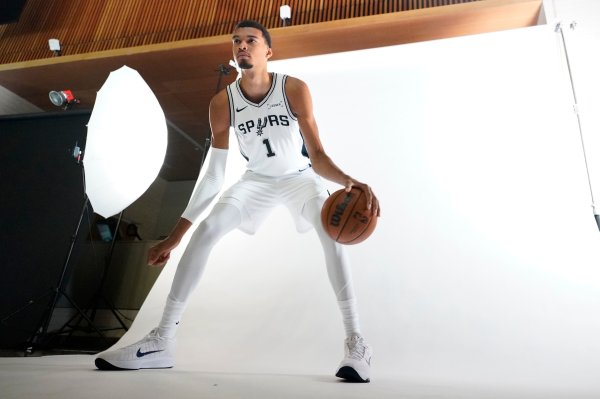 Người truyền thông: Flagg tội nghiệp đã gặp được nhà sư Thiếu Lâm trong buổi biểu diễn đầu tiên. Tần