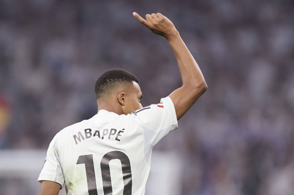 Mbappé ghi 46 bàn cho câu lạc bộ chỉ trong một năm dương lịch, trở thành cầu thủ người Pháp đầu tiên