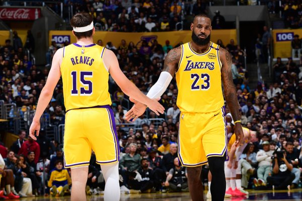 PV: Laker mạnh nhất là Reeves với tư cách là người ghi bàn thứ hai. James ghi trung bình 18-20 điểm 