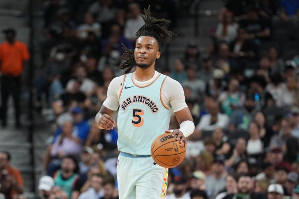 Kiểm soát sai lầm của bạn và bạn sẽ mạnh mẽ hơn! Castle ghi được 22 điểm sau 6 trong số 12 cú sút, 5