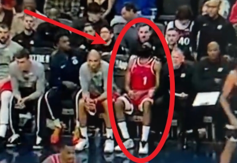 Một chút mệt mỏi? Harden được thay ra và gục xuống băng ghế dự bị&ngẩng lên.