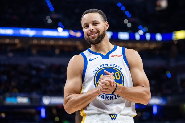Warriors đối đầu với Thunder lần đầu tiên sau 6 trận liên tiếp. Curry trở lại sau 3 trận vắng mặt Ho